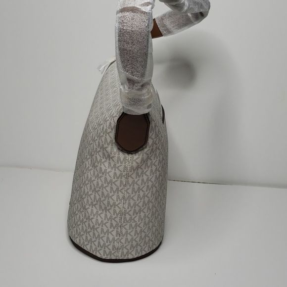 Michael Kors Brooke Medium Bucket messenger Bag - Picture 7 of 9